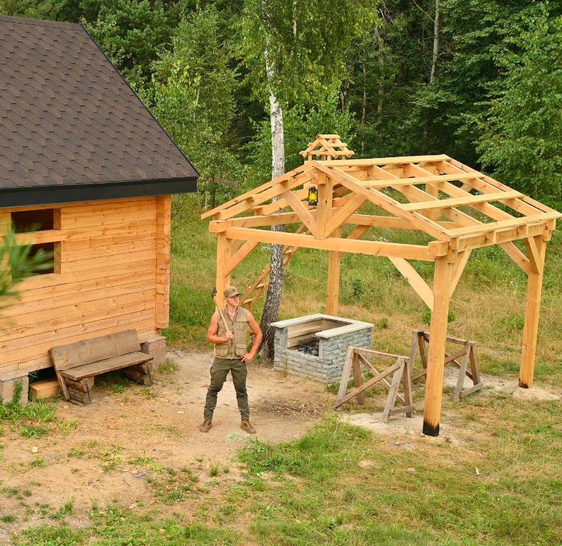 Un tânăr de 23 de ani și-a construit singur o casă cu 3.000 de euro și ce a găsit prin pădure 1009762