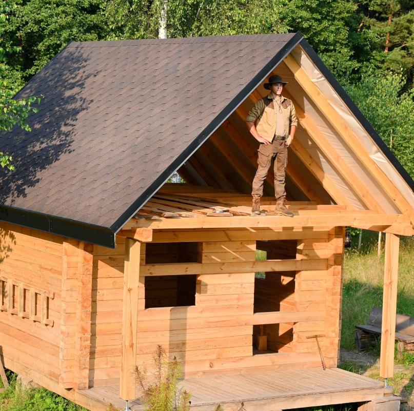 Un tânăr de 23 de ani și-a construit singur o casă cu 3.000 de euro și ce a găsit prin pădure 1009763