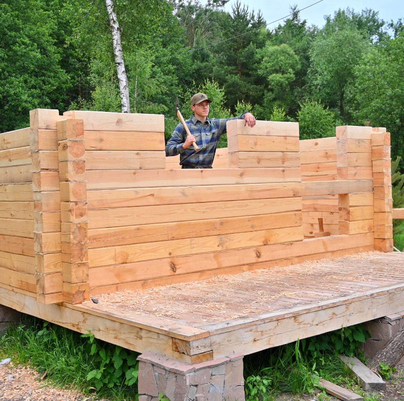 Un tânăr de 23 de ani și-a construit singur o casă cu 3.000 de euro și ce a găsit prin pădure 1009764