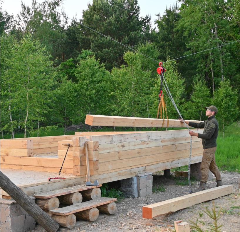 Un tânăr de 23 de ani și-a construit singur o casă cu 3.000 de euro și ce a găsit prin pădure 1009765