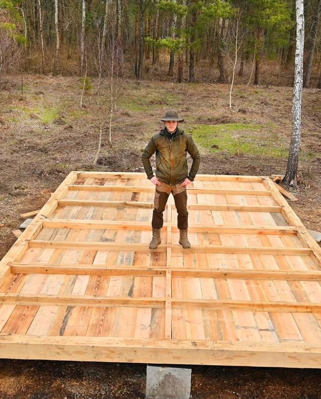 Un tânăr de 23 de ani și-a construit singur o casă cu 3.000 de euro și ce a găsit prin pădure 1009766