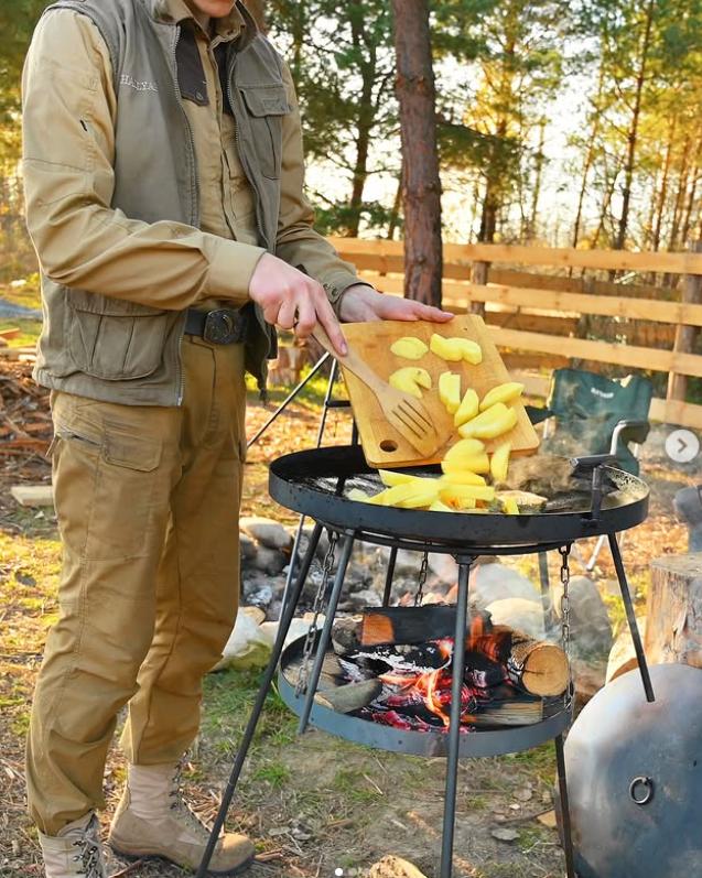 Un tânăr de 23 de ani și-a construit singur o casă cu 3.000 de euro și ce a găsit prin pădure 1009767