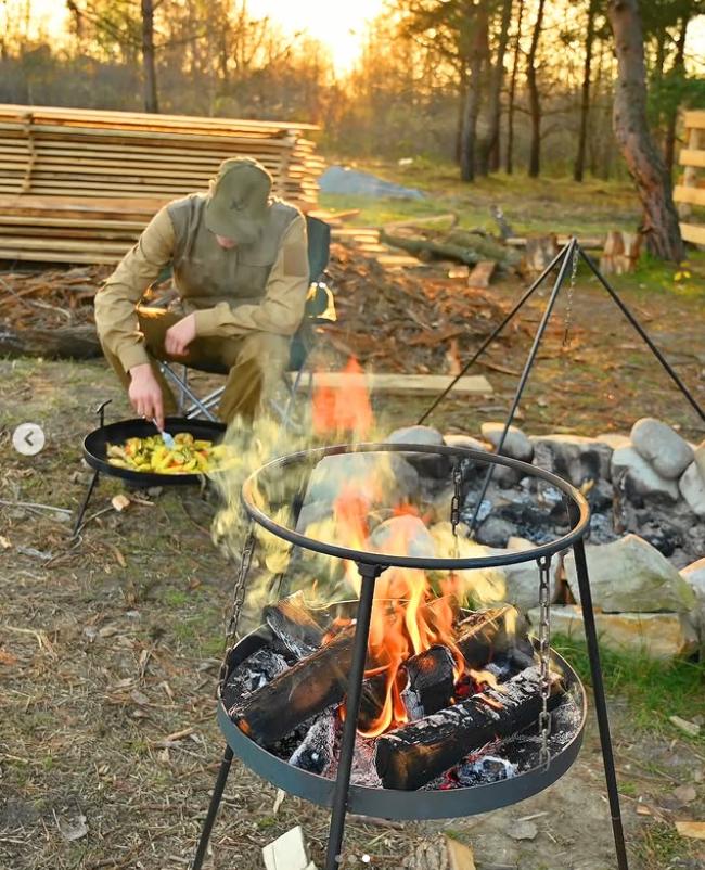 Un tânăr de 23 de ani și-a construit singur o casă cu 3.000 de euro și ce a găsit prin pădure 1009768