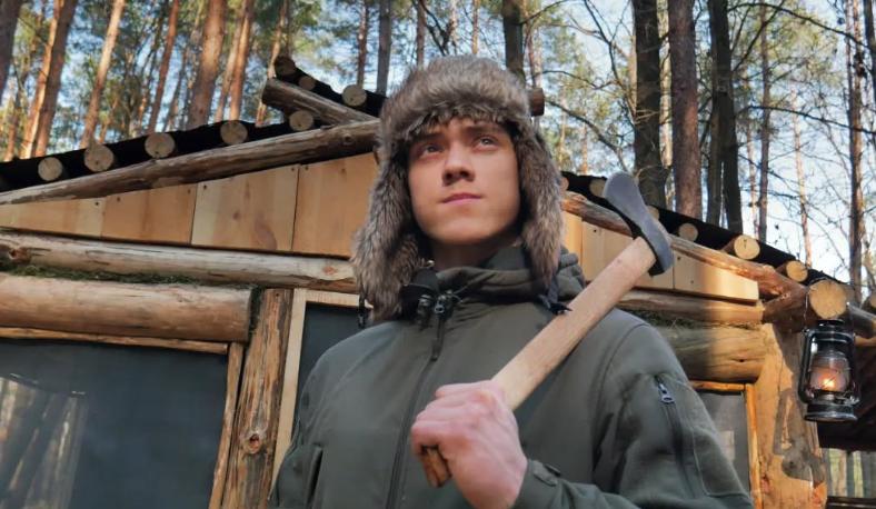 Un tânăr de 23 de ani și-a construit singur o casă cu 3.000 de euro și ce a găsit prin pădure 1009769