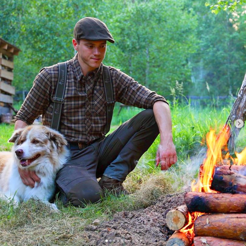 Un tânăr de 23 de ani și-a construit singur o casă cu 3.000 de euro și ce a găsit prin pădure 1009770