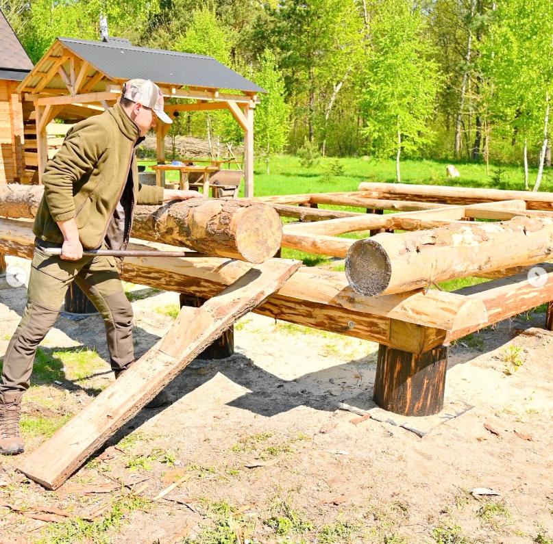 Un tânăr de 23 de ani și-a construit singur o casă cu 3.000 de euro și ce a găsit prin pădure 1009771