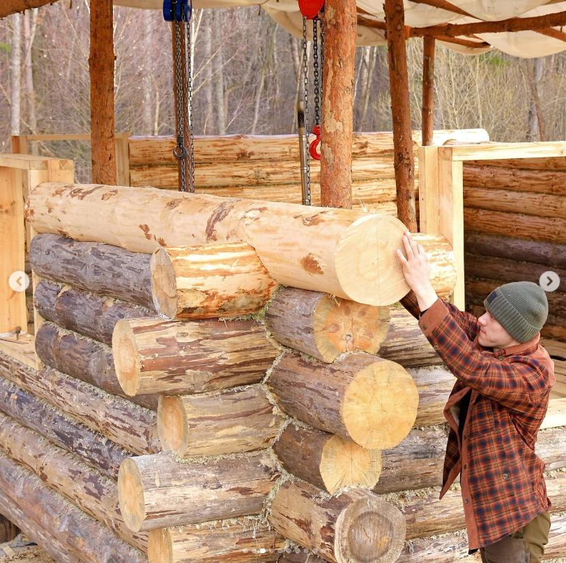 Un tânăr de 23 de ani și-a construit singur o casă cu 3.000 de euro și ce a găsit prin pădure 1009772