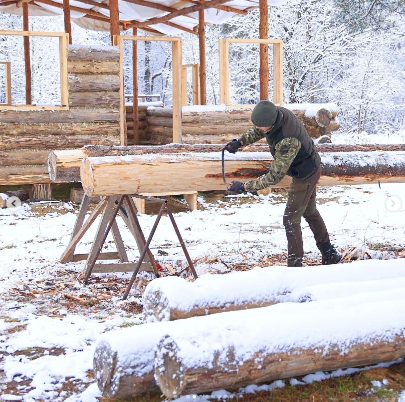 Un tânăr de 23 de ani și-a construit singur o casă cu 3.000 de euro și ce a găsit prin pădure 1009773