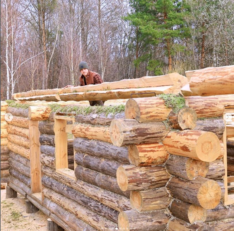 Un tânăr de 23 de ani și-a construit singur o casă cu 3.000 de euro și ce a găsit prin pădure 1009774