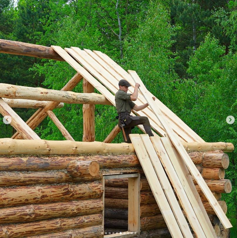 Un tânăr de 23 de ani și-a construit singur o casă cu 3.000 de euro și ce a găsit prin pădure 1009775