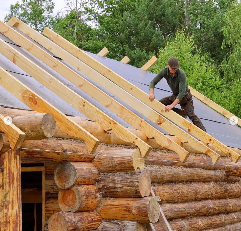 Un tânăr de 23 de ani și-a construit singur o casă cu 3.000 de euro și ce a găsit prin pădure 1009776