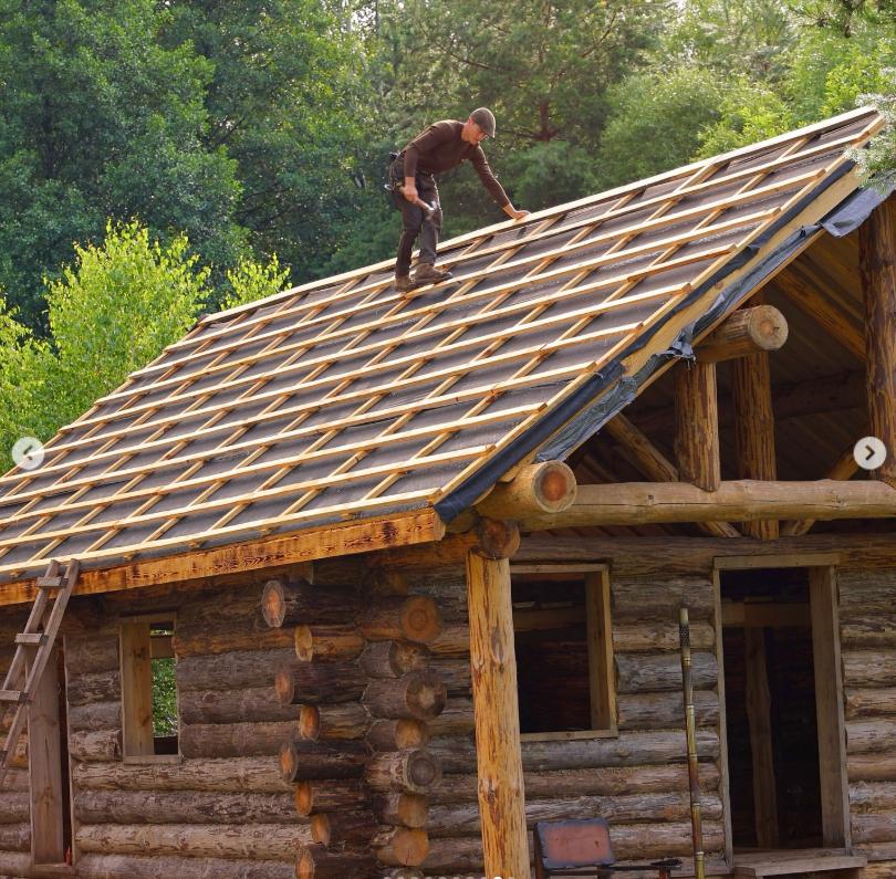 Un tânăr de 23 de ani și-a construit singur o casă cu 3.000 de euro și ce a găsit prin pădure 1009778