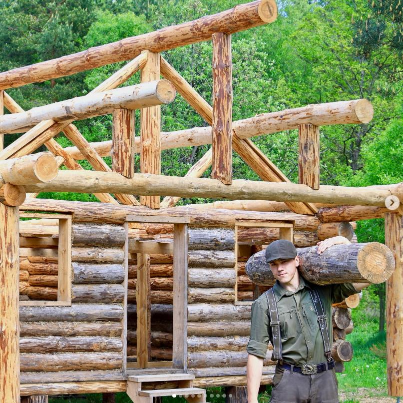 Un tânăr de 23 de ani și-a construit singur o casă cu 3.000 de euro și ce a găsit prin pădure 1009780