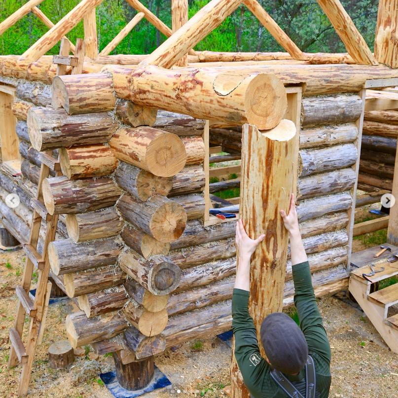 Un tânăr de 23 de ani și-a construit singur o casă cu 3.000 de euro și ce a găsit prin pădure 1009781