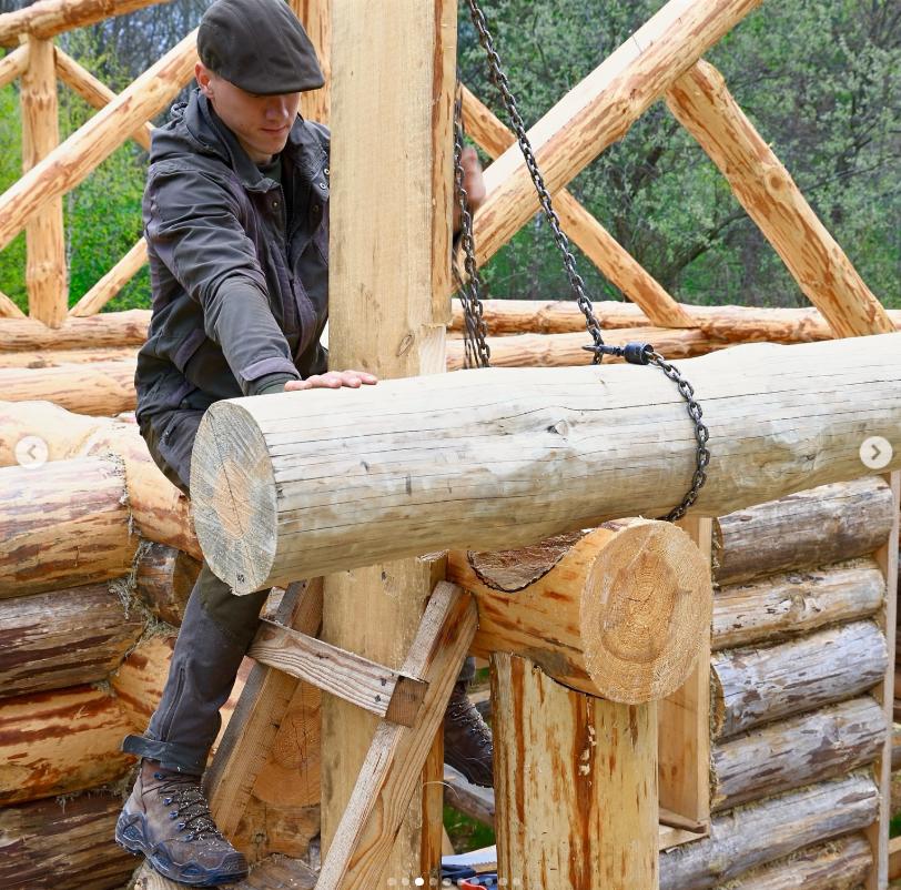 Un tânăr de 23 de ani și-a construit singur o casă cu 3.000 de euro și ce a găsit prin pădure 1009782