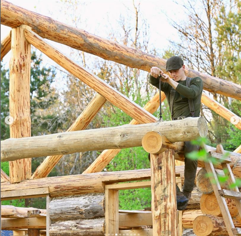 Un tânăr de 23 de ani și-a construit singur o casă cu 3.000 de euro și ce a găsit prin pădure 1009783