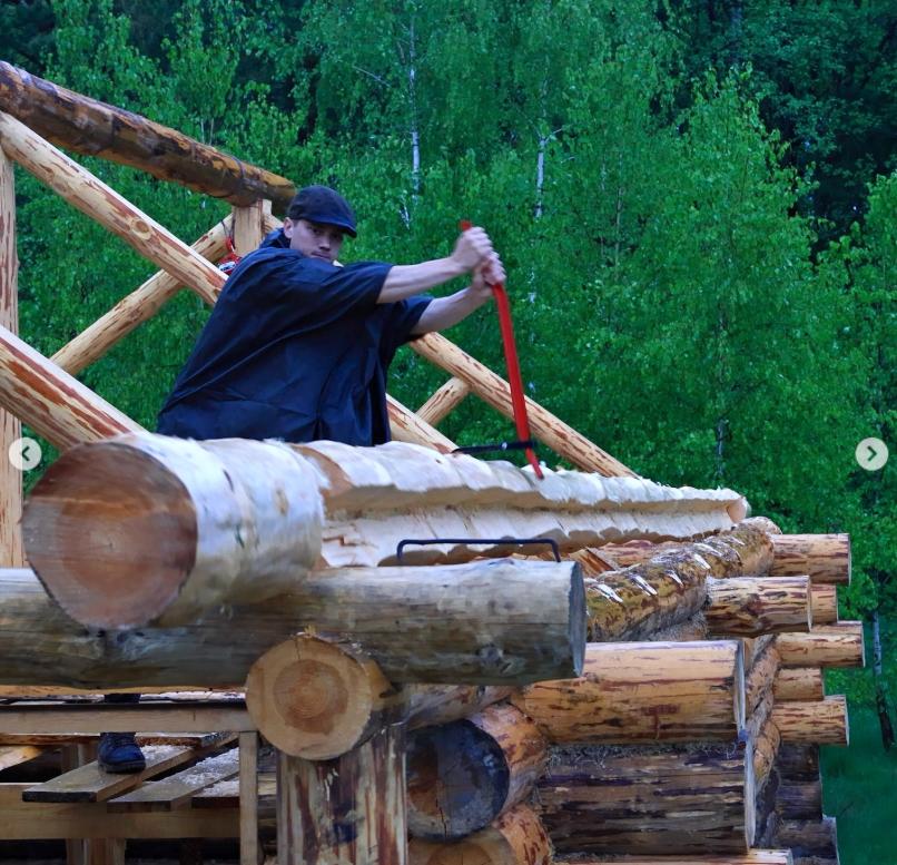 Un tânăr de 23 de ani și-a construit singur o casă cu 3.000 de euro și ce a găsit prin pădure 1009784