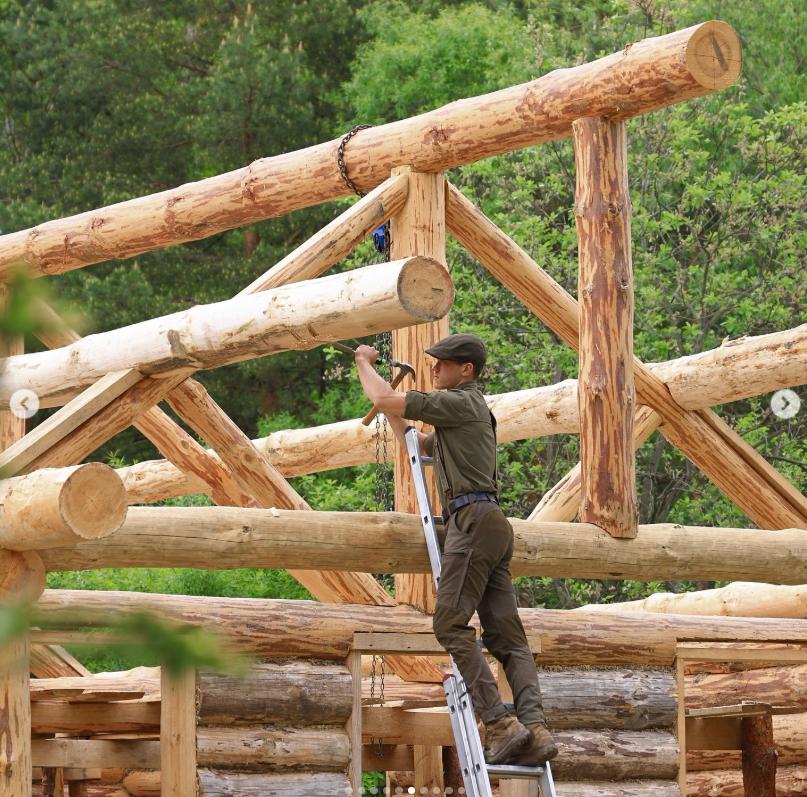 Un tânăr de 23 de ani și-a construit singur o casă cu 3.000 de euro și ce a găsit prin pădure 1009785