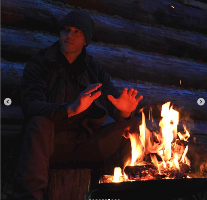 Un tânăr de 23 de ani și-a construit singur o casă cu 3.000 de euro și ce a găsit prin pădure 1009786