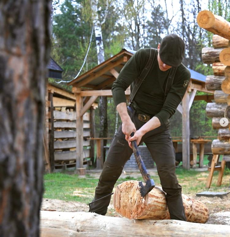 Un tânăr de 23 de ani și-a construit singur o casă cu 3.000 de euro și ce a găsit prin pădure 1009787