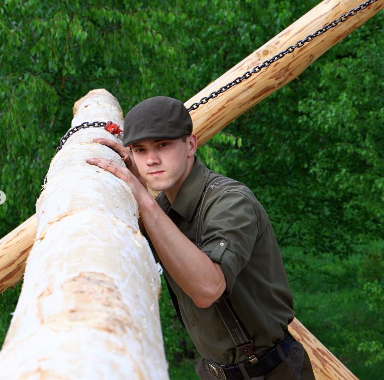 Un tânăr de 23 de ani și-a construit singur o casă cu 3.000 de euro și ce a găsit prin pădure 1009789