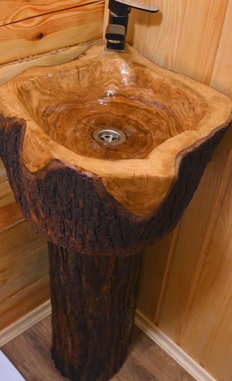 Un tânăr de 23 de ani și-a construit singur o casă cu 3.000 de euro și ce a găsit prin pădure 1009797