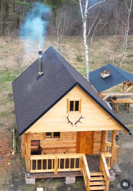 Un tânăr de 23 de ani și-a construit singur o casă cu 3.000 de euro și ce a găsit prin pădure 1009798
