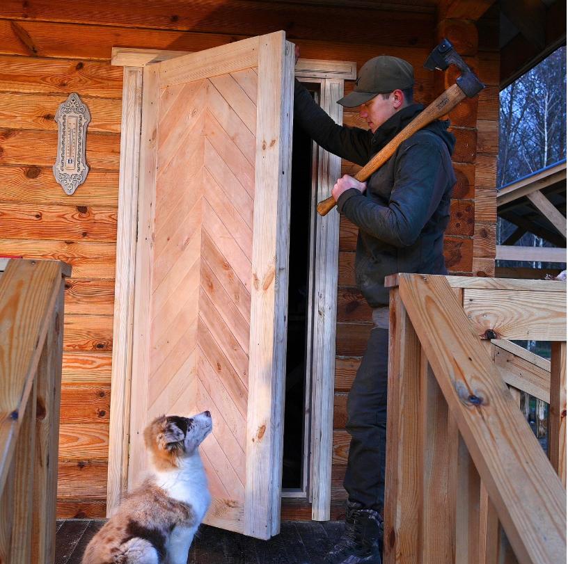 Un tânăr de 23 de ani și-a construit singur o casă cu 3.000 de euro și ce a găsit prin pădure 1009800