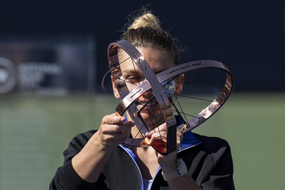 Simona Halep împlineşte 34 de ani. Înainte de ziua ei, a anunţat că a intrat pe piața vinurilor, alături de tatăl său 1010377