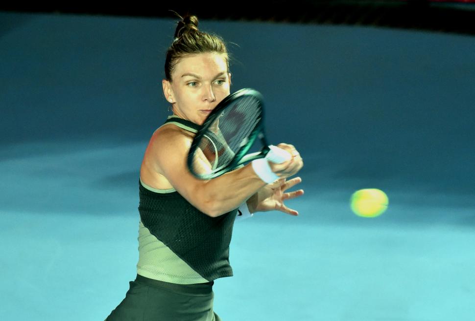 Simona Halep împlineşte 34 de ani. Înainte de ziua ei, a anunţat că a intrat pe piața vinurilor, alături de tatăl său 1010386