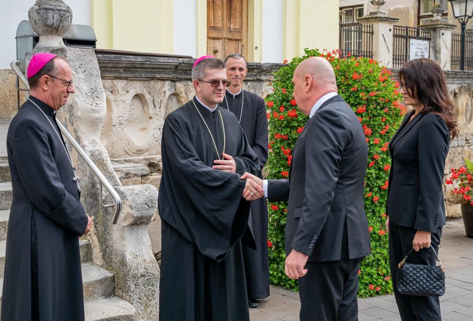 Ilie Bolojan, prima apariție cu partenera la un eveniment oficial. Cei doi au mers la priveghiul Cardinalului Mureşan, la Blaj 1010523