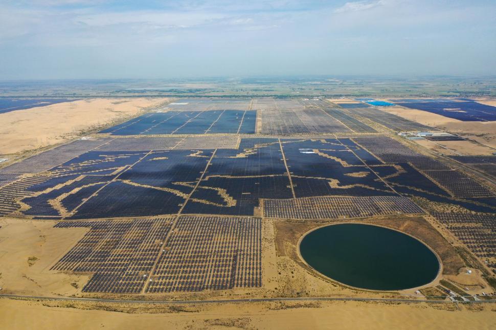 Cum se văd din satelit sute de mii de panouri solare. Uriașele ferme întinse cât Parisul se află în deșert 1010275