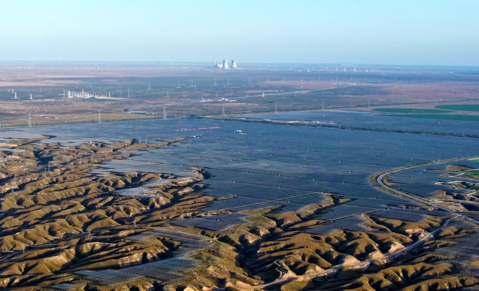 Cum se văd din satelit sute de mii de panouri solare. Uriașele ferme întinse cât Parisul se află în deșert 1010277