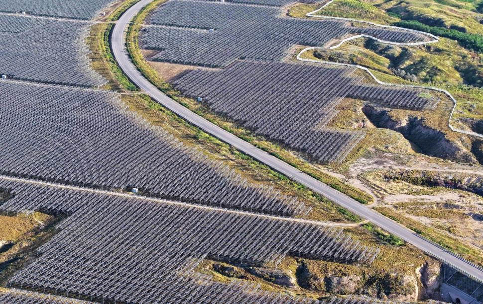 Cum se văd din satelit sute de mii de panouri solare. Uriașele ferme întinse cât Parisul se află în deșert 1010278