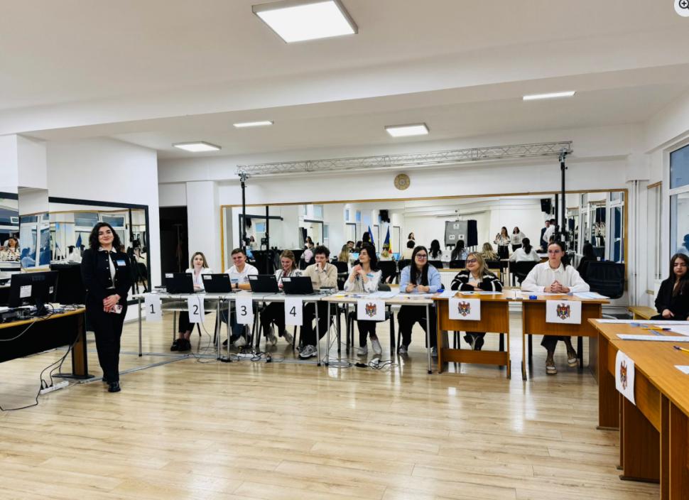 Imagini din secțiile de vot din România. Cetățenii moldoveni au venit cu mic, cu mare la urne. Ambasada: Se așteaptă 2-3 minute 1010551