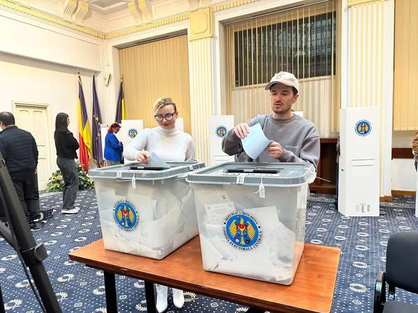 Imagini din secțiile de vot din România. Cetățenii moldoveni au venit cu mic, cu mare la urne. Ambasada: Se așteaptă 2-3 minute 1010577