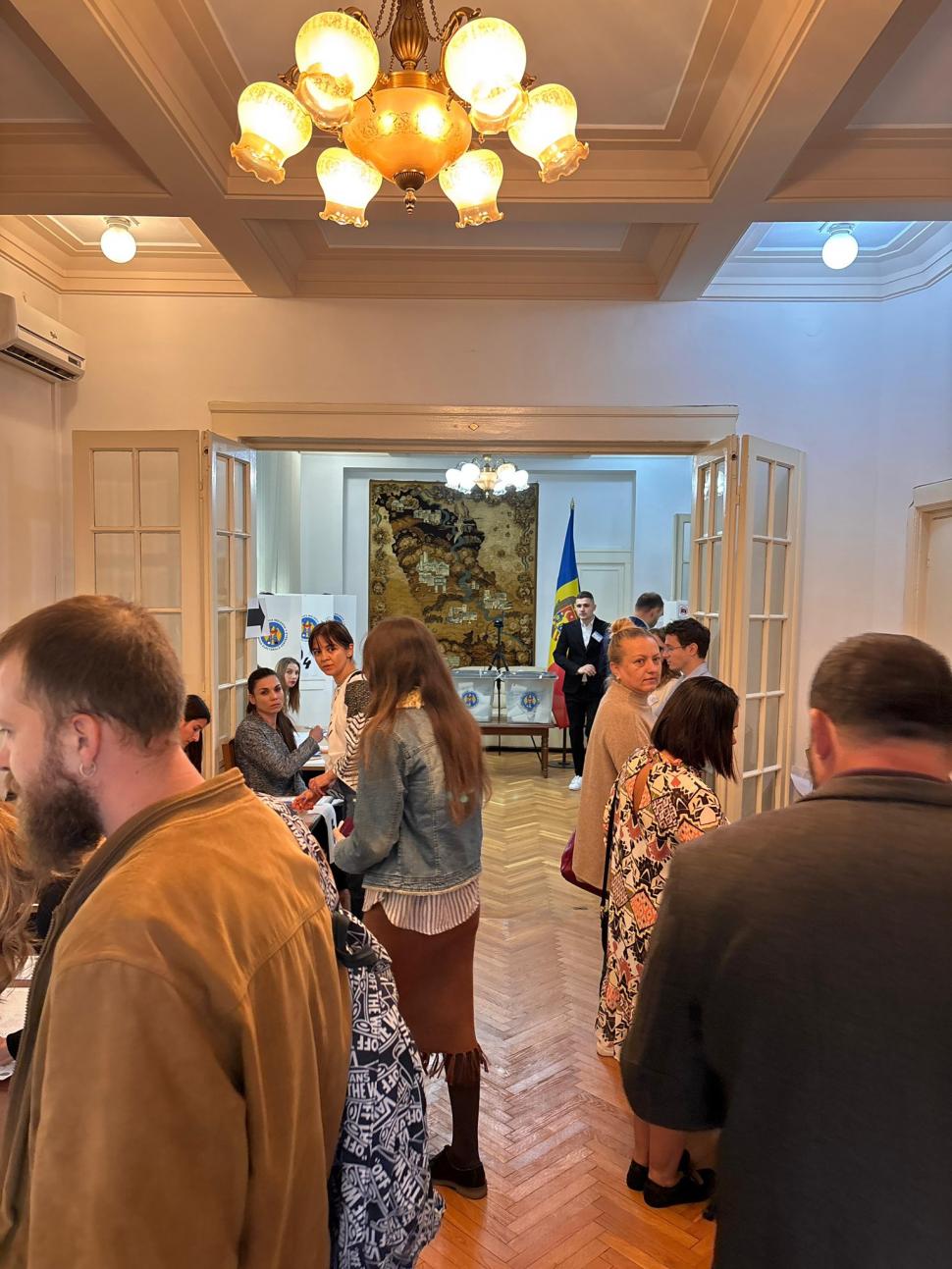 Imagini din secțiile de vot din România. Cetățenii moldoveni au venit cu mic, cu mare la urne. Ambasada: Se așteaptă 2-3 minute 1010578