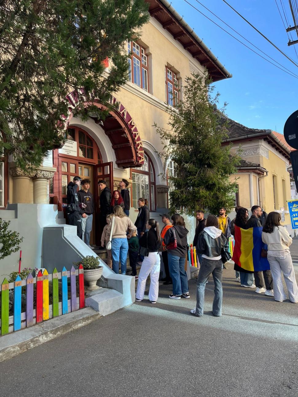 Imagini din secțiile de vot din România. Cetățenii moldoveni au venit cu mic, cu mare la urne. Ambasada: Se așteaptă 2-3 minute 1010579