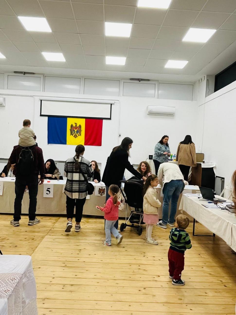 Imagini din secțiile de vot din România. Cetățenii moldoveni au venit cu mic, cu mare la urne. Ambasada: Se așteaptă 2-3 minute 1010580