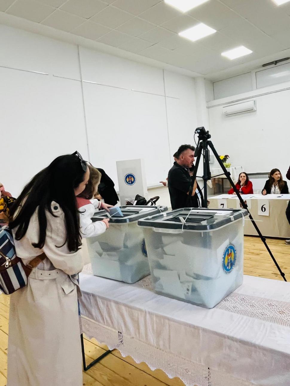 Imagini din secțiile de vot din România. Cetățenii moldoveni au venit cu mic, cu mare la urne. Ambasada: Se așteaptă 2-3 minute 1010581