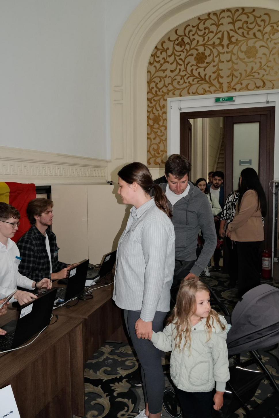 Imagini din secțiile de vot din România. Cetățenii moldoveni au venit cu mic, cu mare la urne. Ambasada: Se așteaptă 2-3 minute 1010584