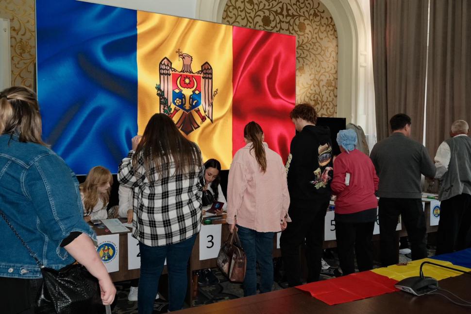 Imagini din secțiile de vot din România. Cetățenii moldoveni au venit cu mic, cu mare la urne. Ambasada: Se așteaptă 2-3 minute 1010585