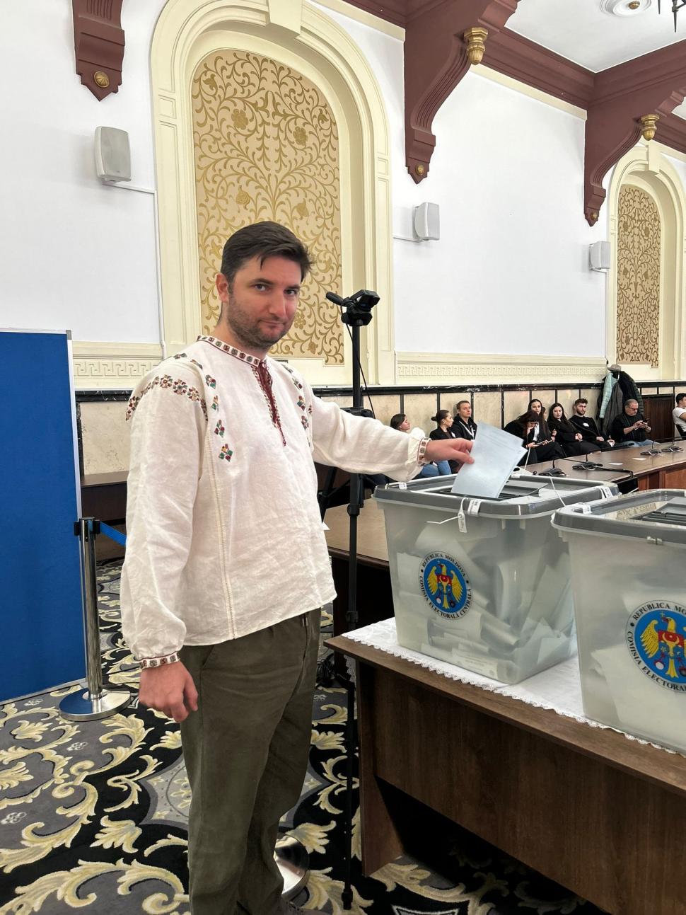Imagini din secțiile de vot din România. Cetățenii moldoveni au venit cu mic, cu mare la urne. Ambasada: Se așteaptă 2-3 minute 1010586