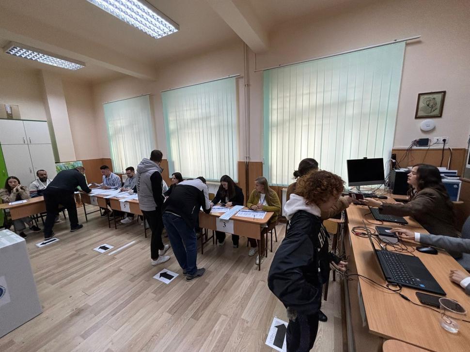 Imagini din secțiile de vot din România. Cetățenii moldoveni au venit cu mic, cu mare la urne. Ambasada: Se așteaptă 2-3 minute 1010587