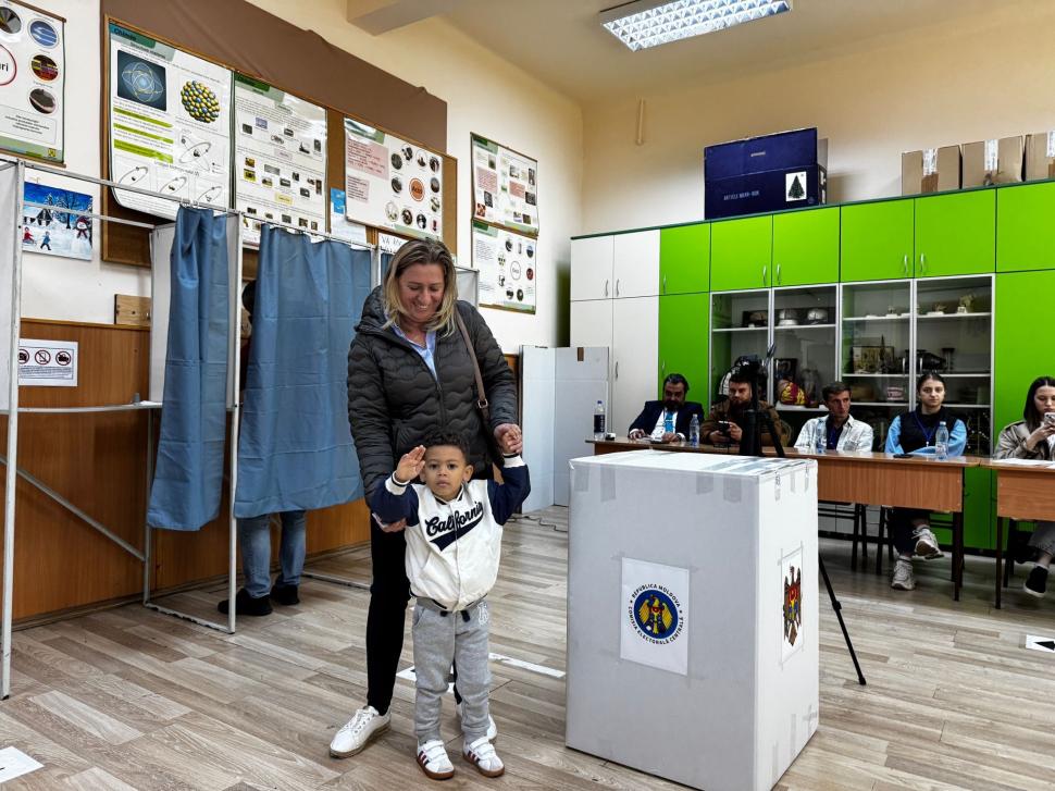 Imagini din secțiile de vot din România. Cetățenii moldoveni au venit cu mic, cu mare la urne. Ambasada: Se așteaptă 2-3 minute 1010588