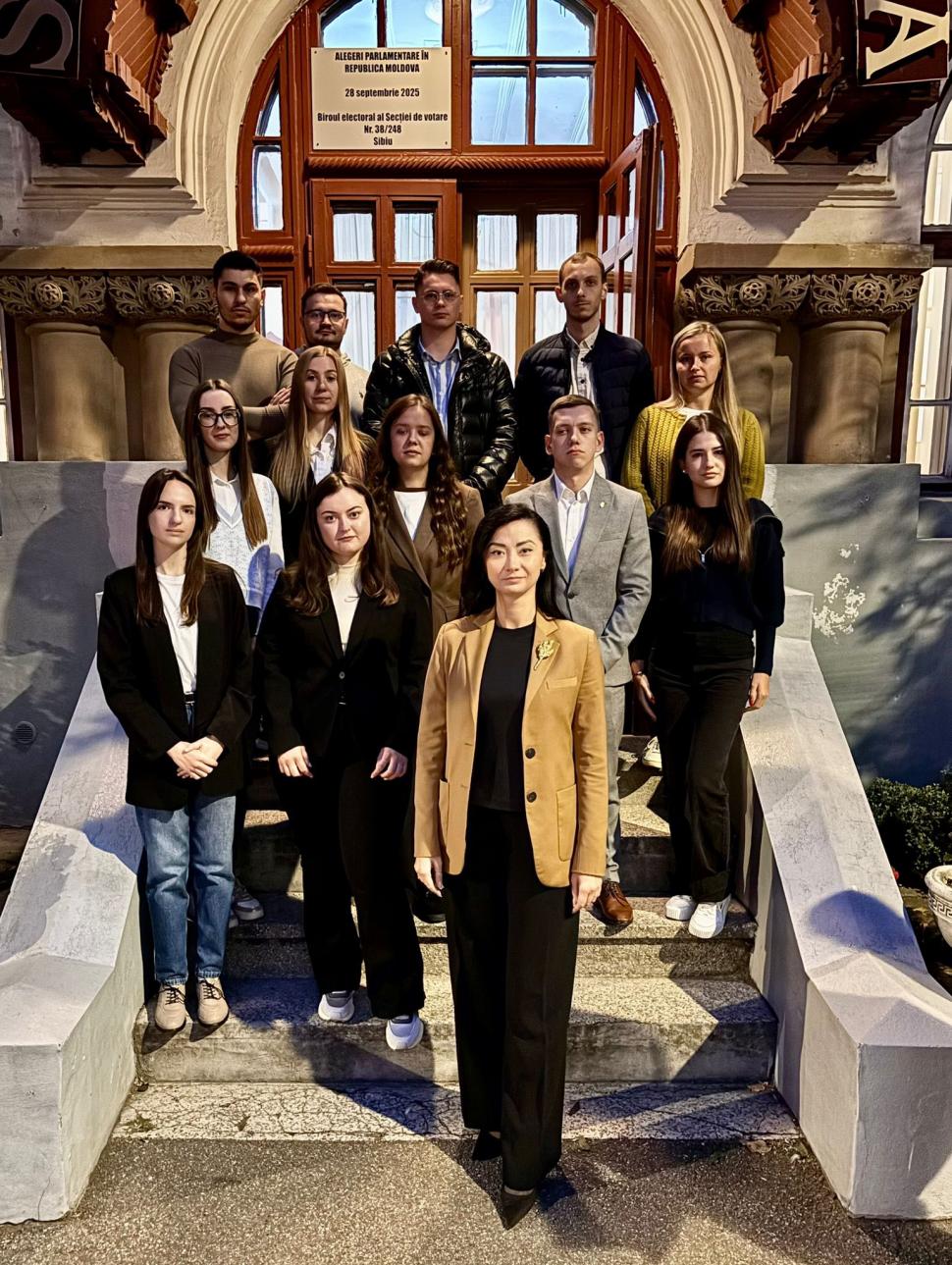 Imagini din secțiile de vot din România. Cetățenii moldoveni au venit cu mic, cu mare la urne. Ambasada: Se așteaptă 2-3 minute 1010589