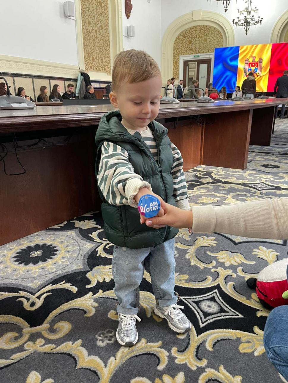 Imagini din secțiile de vot din România. Cetățenii moldoveni au venit cu mic, cu mare la urne. Ambasada: Se așteaptă 2-3 minute 1010590