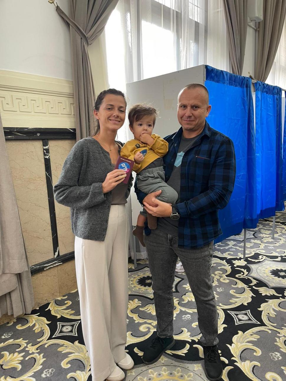Imagini din secțiile de vot din România. Cetățenii moldoveni au venit cu mic, cu mare la urne. Ambasada: Se așteaptă 2-3 minute 1010591