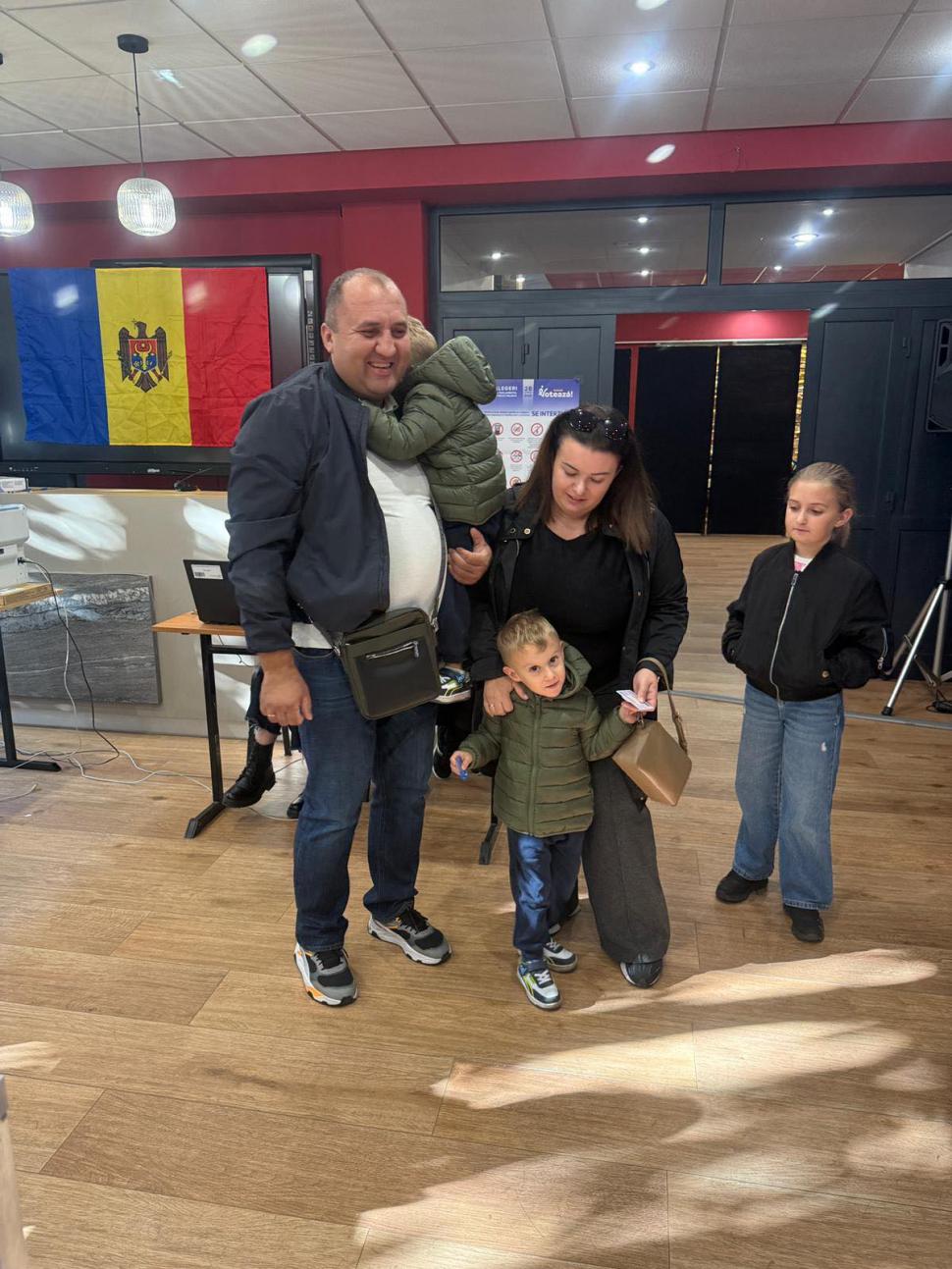 Imagini din secțiile de vot din România. Cetățenii moldoveni au venit cu mic, cu mare la urne. Ambasada: Se așteaptă 2-3 minute 1010592