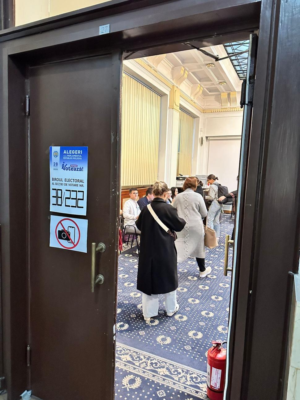 Imagini din secțiile de vot din România. Cetățenii moldoveni au venit cu mic, cu mare la urne. Ambasada: Se așteaptă 2-3 minute 1010593